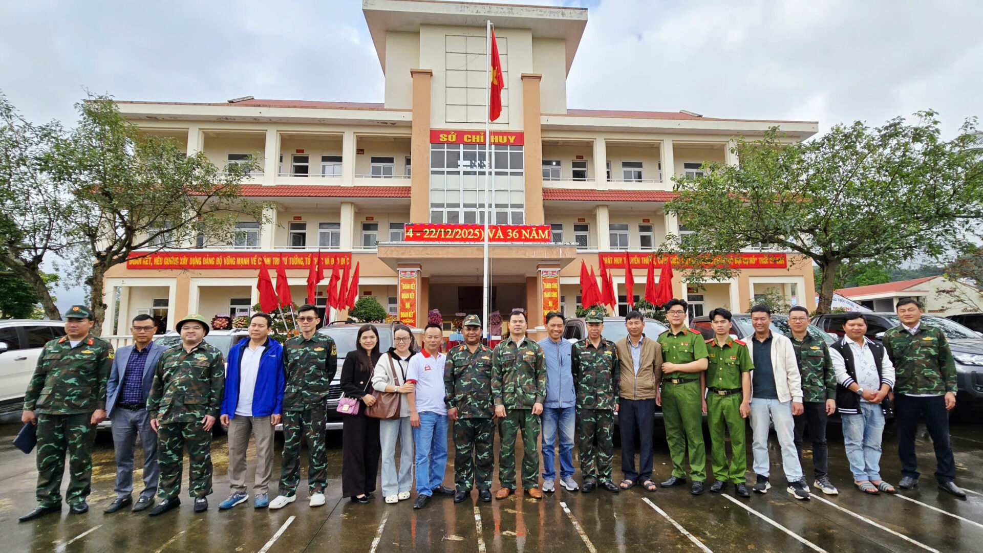 1. Đoàn công tác do Thượng tá Y Tuấn Ê Ban làm Trưởng đoàn, cùng đại diện các cơ quan, đơn vị và địa phương, xuất phát tại trụ sở (PTKV4) đi công tác tại xã Hòa Thịnh, tỉnh Đắk Lắk